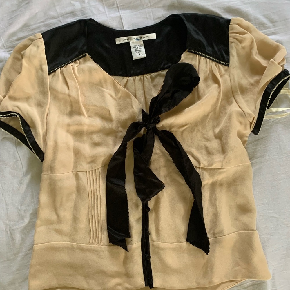Dianne Von Furstenberg silk top! With bow tie front